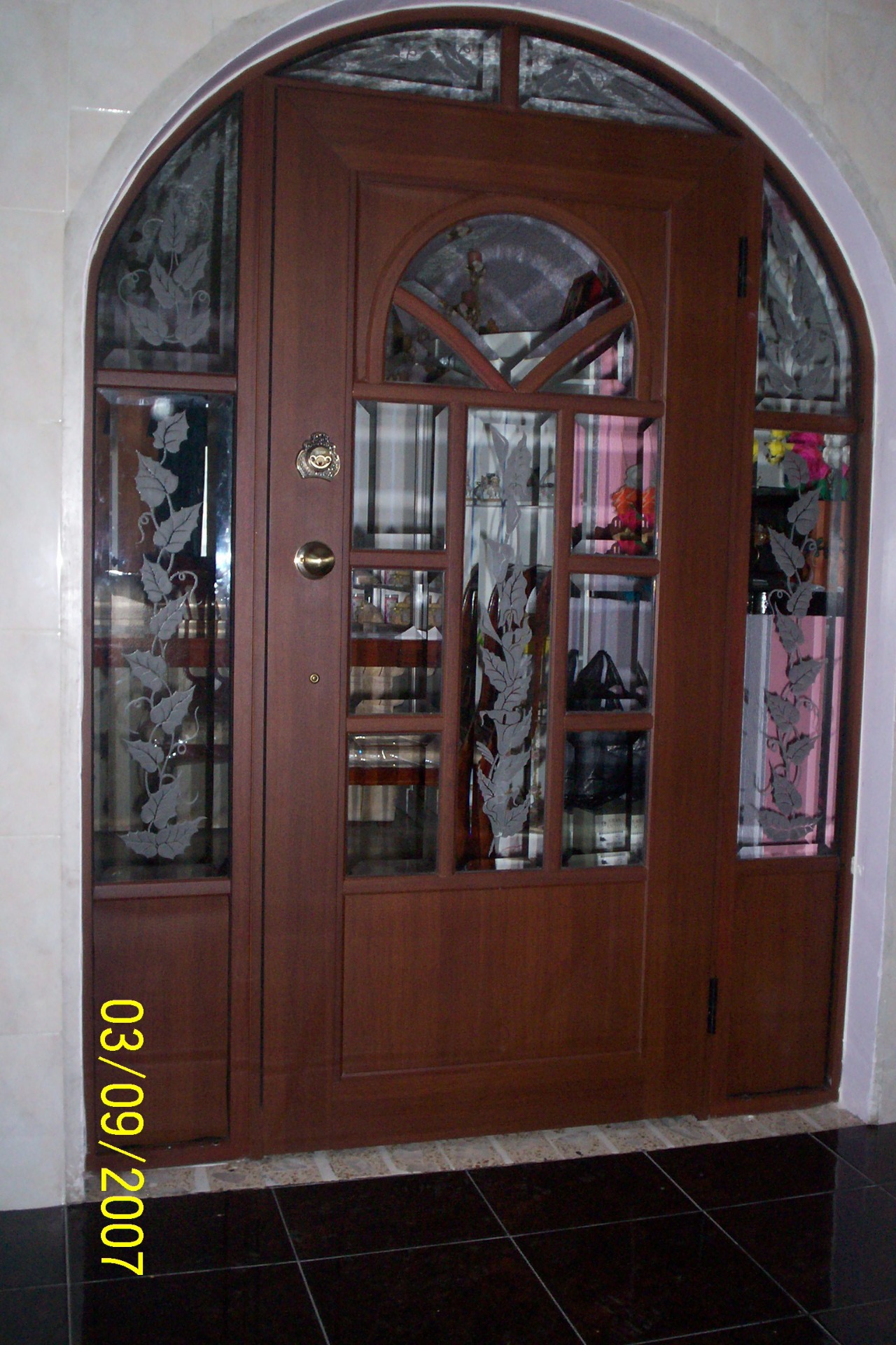 PUERTA CON ALUMINIO EN TONO  NOGAL