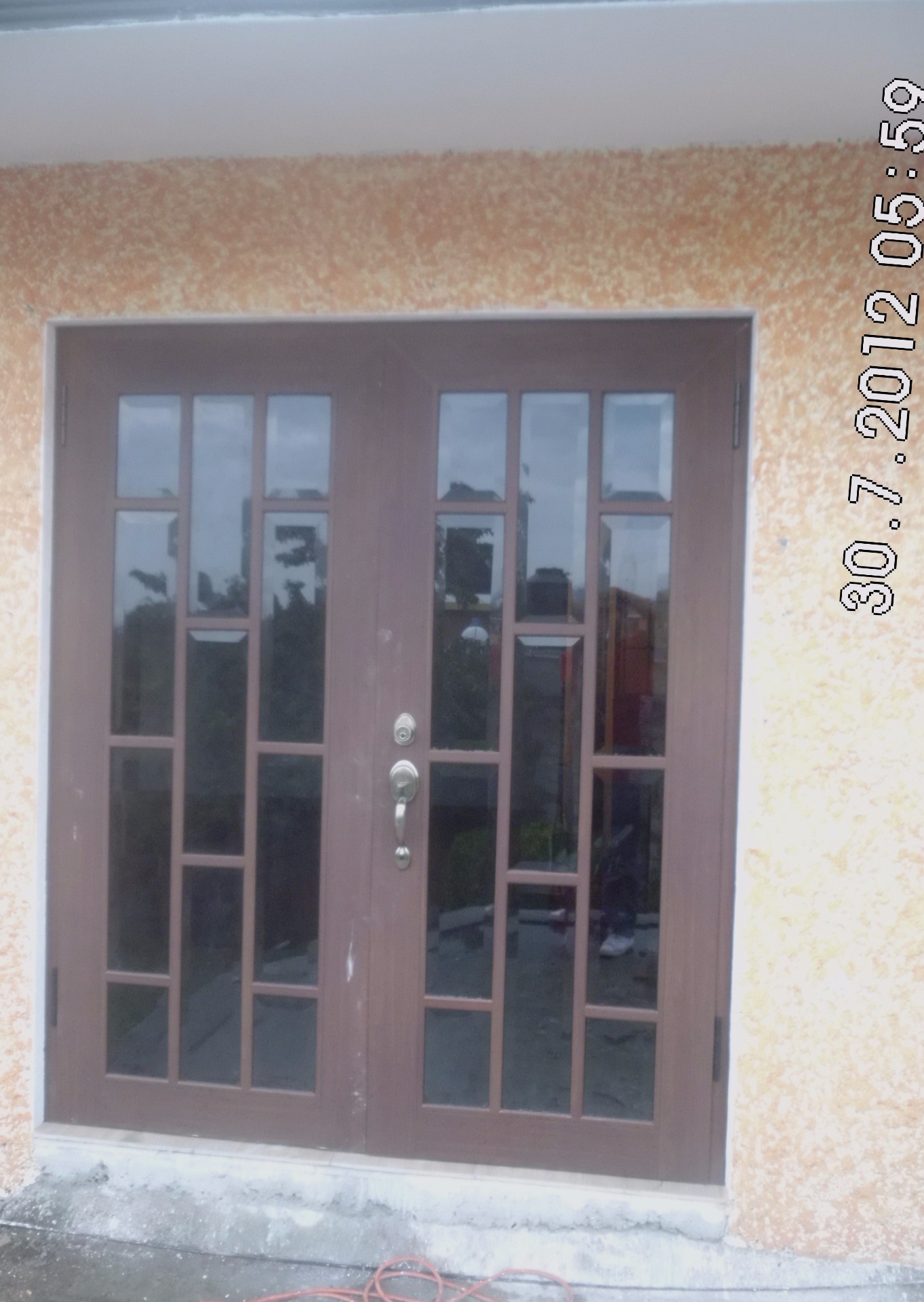 PUERTA DE ALUMINIO COLOR NOGAL DOBLE APERTURA