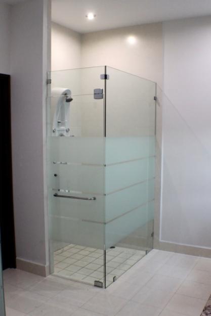 PUERTA DE CRISTAL TEMPLADO PARA BAÑO